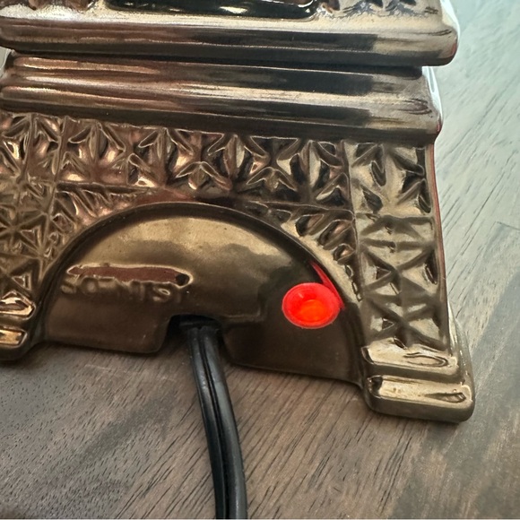 Midnight in Paris Eiffel Tower Scenty Wax Warmer (Discontinued 2018) - Picture 9 of 10